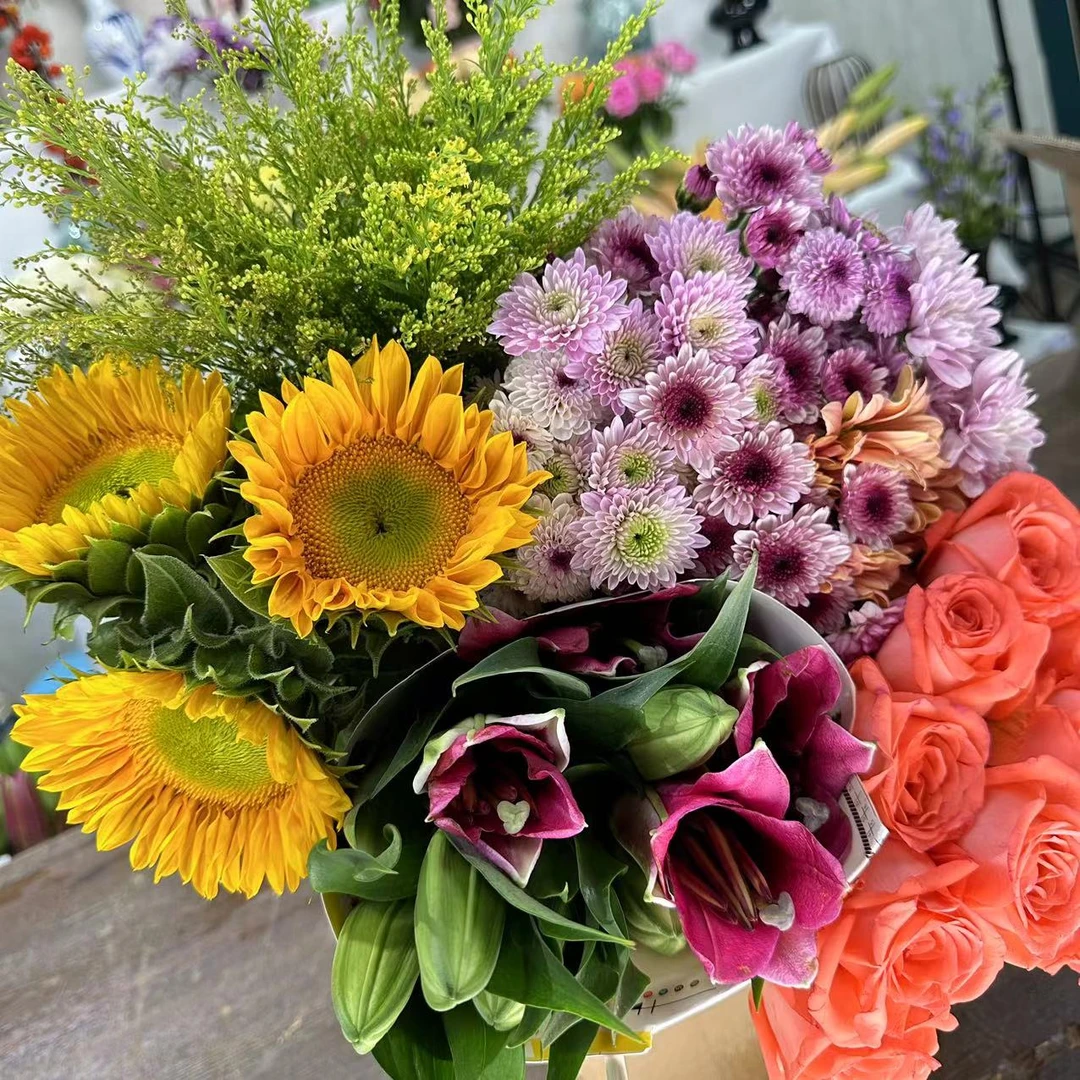 【教师节】粉玫瑰10枝+百合10朵+小雏菊5枝+绿心向日葵3枝+配草