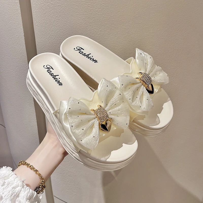 25拖鞋女夏外穿新款仙女风蝴蝶结亮钻厚底沙滩鞋一字拖ins潮