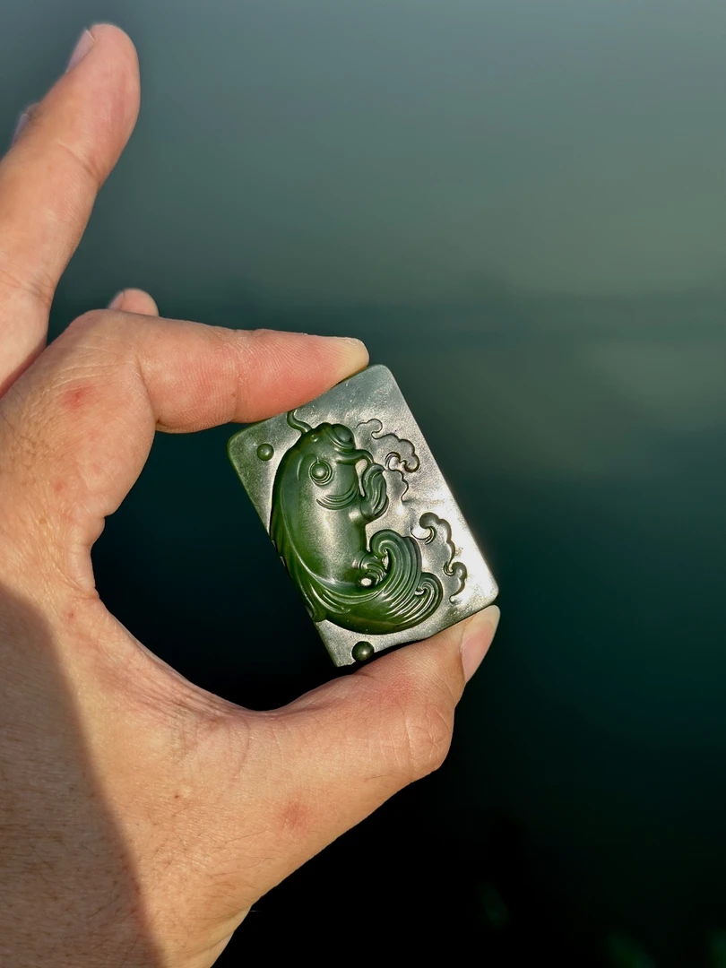 【俄料】和田玉碧玉 聚红皮老料俏色巧雕 鱼跃龙门 鱼牌挂件