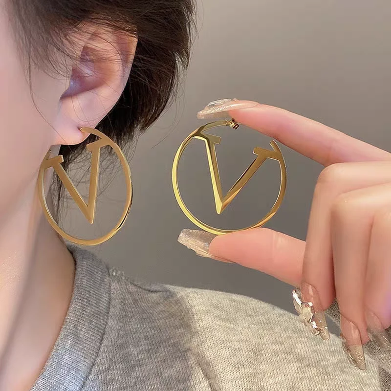 钛钢耳饰 时尚大V字母大耳圈耳钉夸张个性高级感圆圈耳环饰品潮