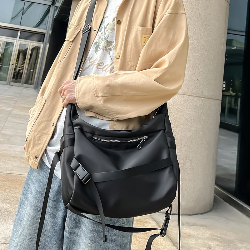 新款中性风潮酷邮差包宽肩带斜挎通勤包骑行包包百搭质感休闲风潮