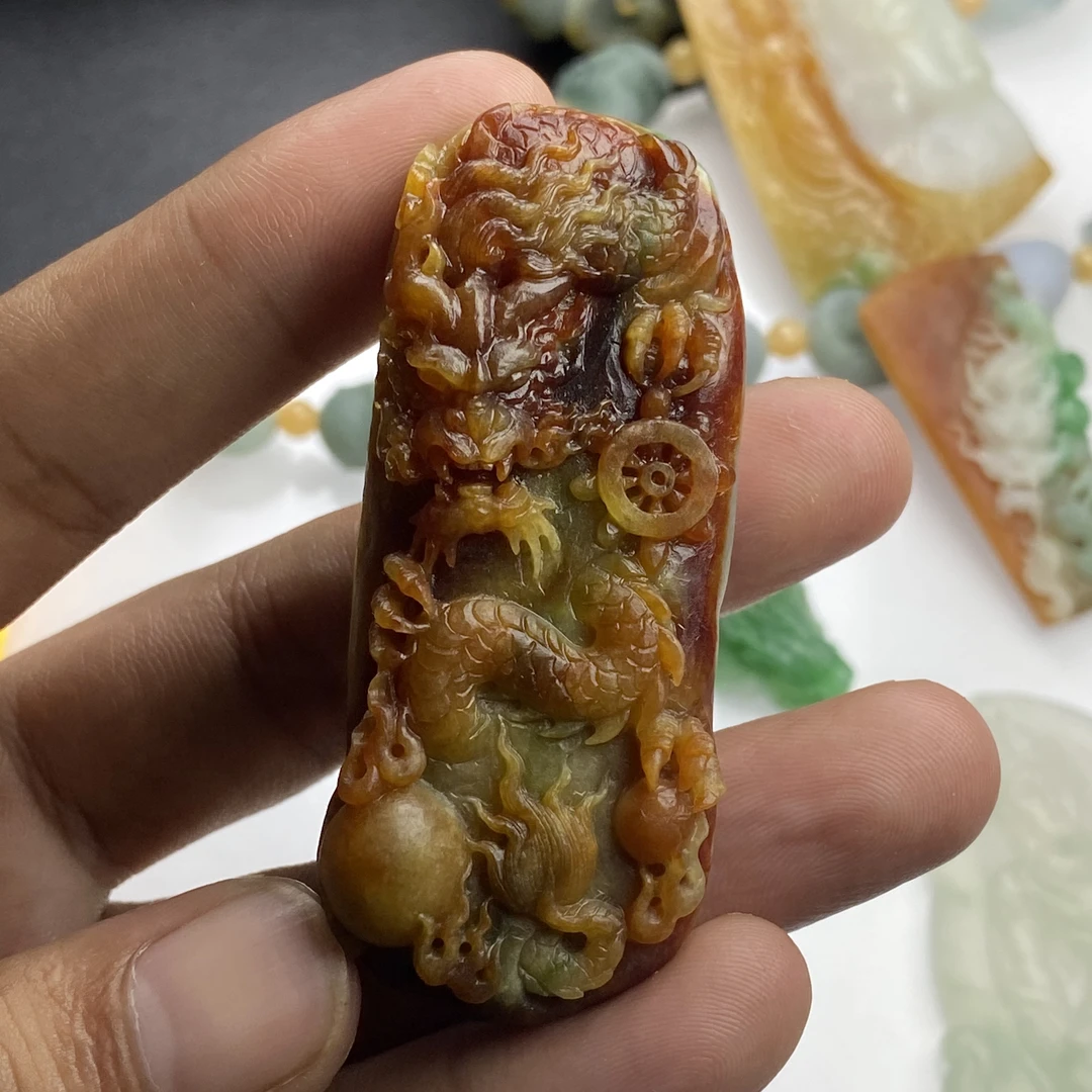 天然翡翠毛货精工雕刻红黄绿正三彩霸气龙牌