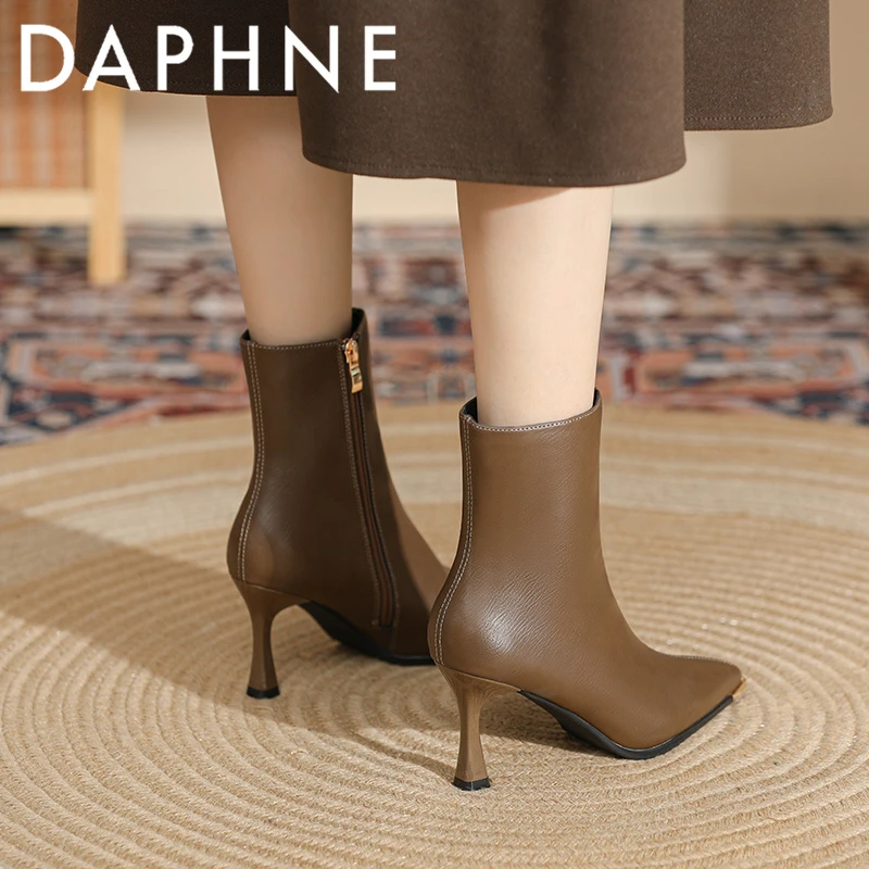 达芙妮棕色高跟妈妈中筒靴小个子靴子女显高尖头细跟短靴瘦瘦靴女
