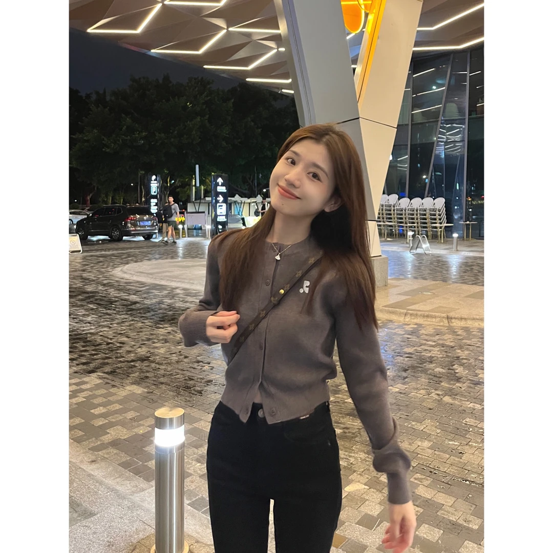 大丫  韩系刺绣小标短款纯色针织长袖开衫