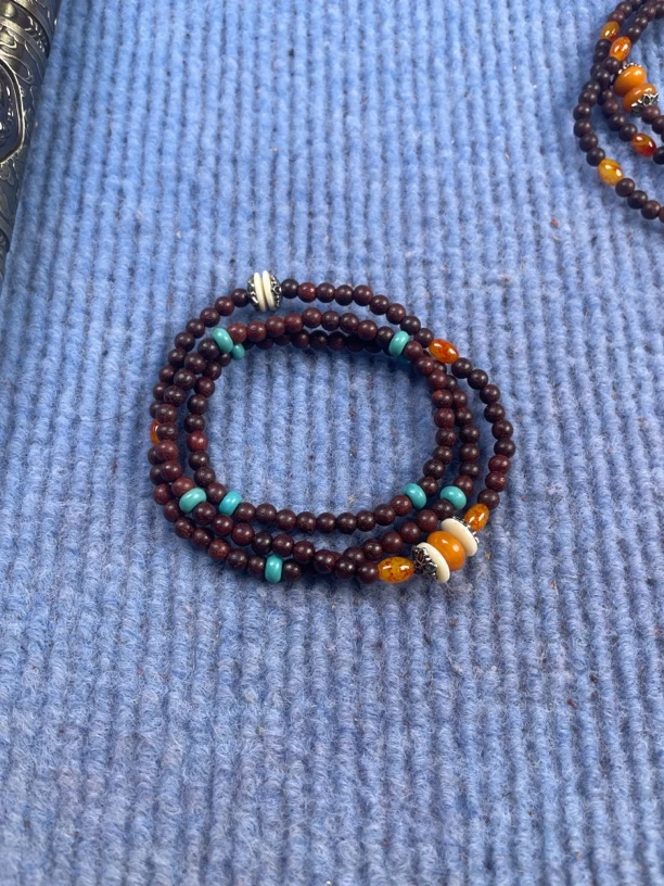 紫檀0.4手串三圈的，不确定产地介意的不要拍，款式随机发，低价处理