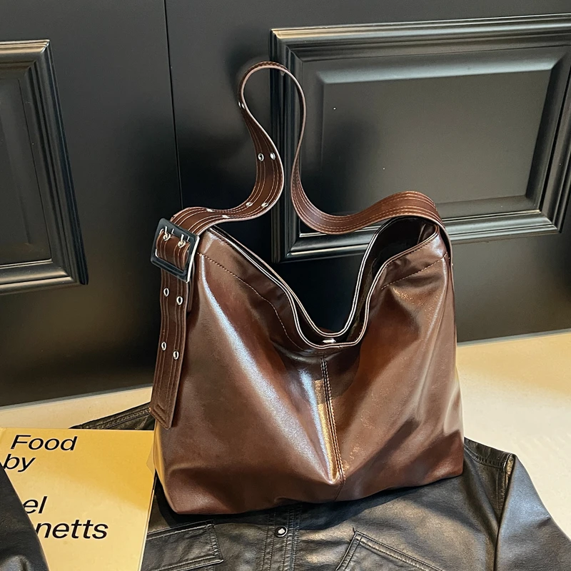 百搭轻奢大容量单肩包2024新款潮宽肩带斜挎复古通勤水桶托特包女