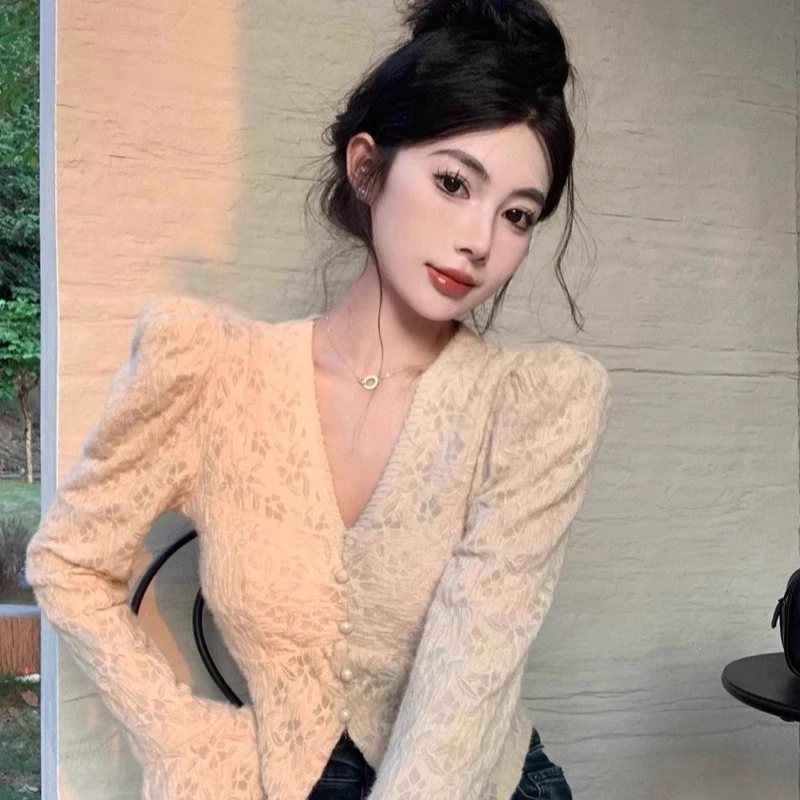 设计感加绒加厚蕾丝打底衫女秋冬新款喇叭泡泡袖v领高级内搭上衣