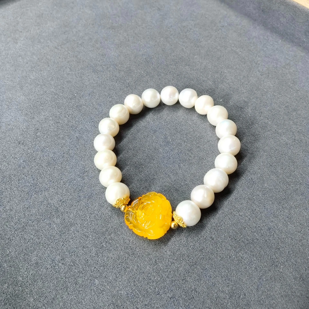 【何姐聊收藏】珍珠蜜蜡手串荷花雕典雅大气 多样性发一 YS0440954