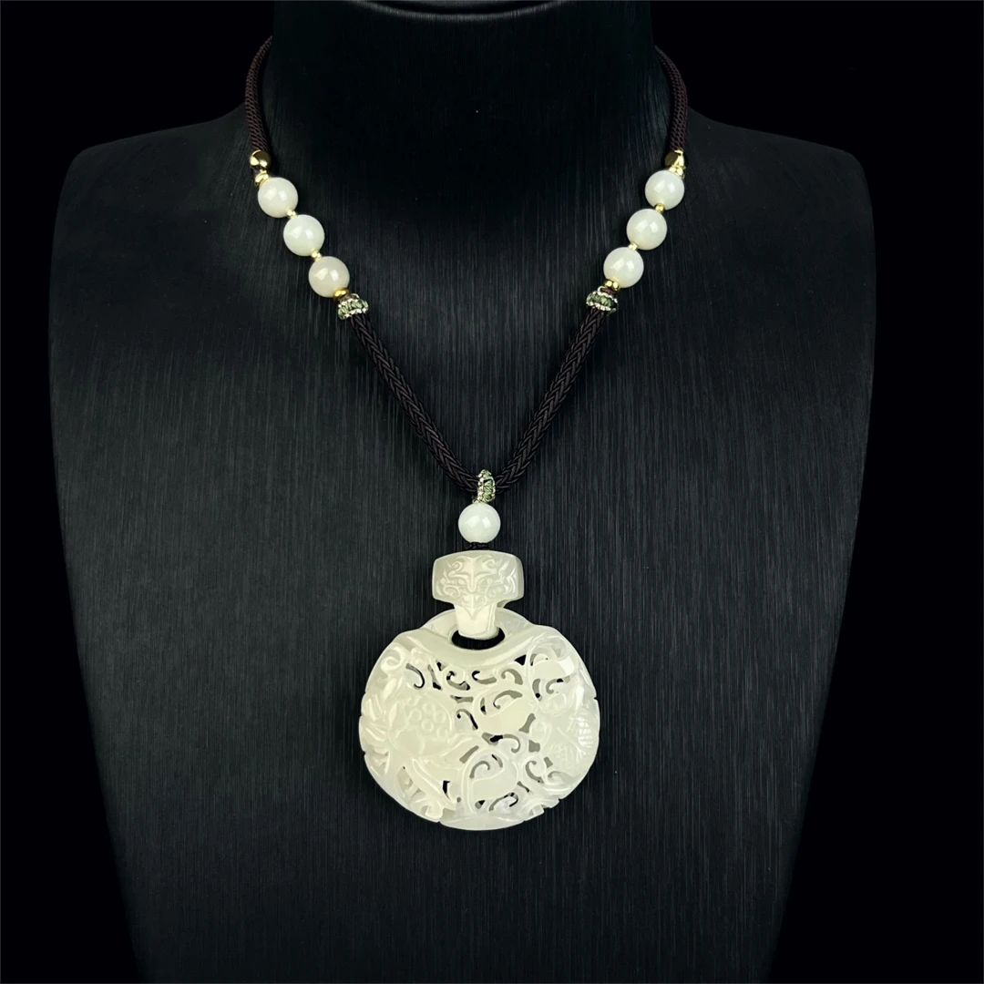 【何姐聊收藏】天然和田玉香囊白玉精雕百搭吊坠毛衣链 YS0620485