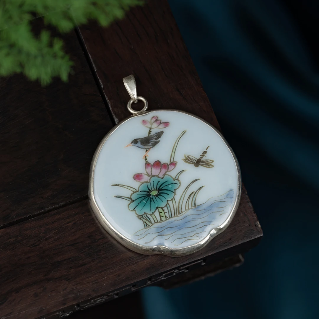 【何姐聊收藏】荷花蜻蜓绘画瓷片吊坠 图案多样性 03001966