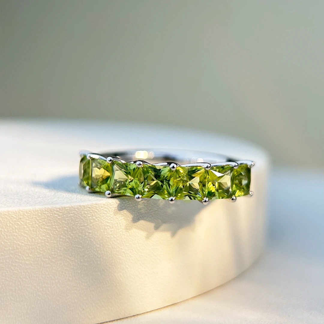 绿旭 长白山天然橄榄石戒指公主方切割排镶戒指时尚设计款送女友