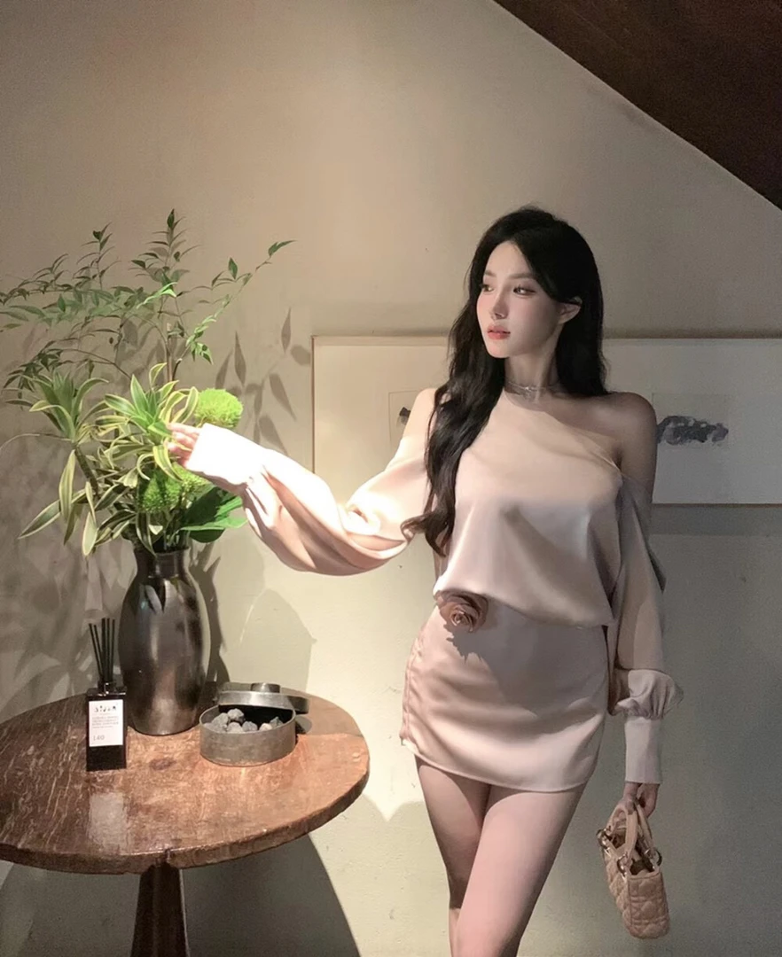 早秋上新!早秋气质红玫瑰绸缎优雅漏肩设计连衣裙(配可拆卸花)
