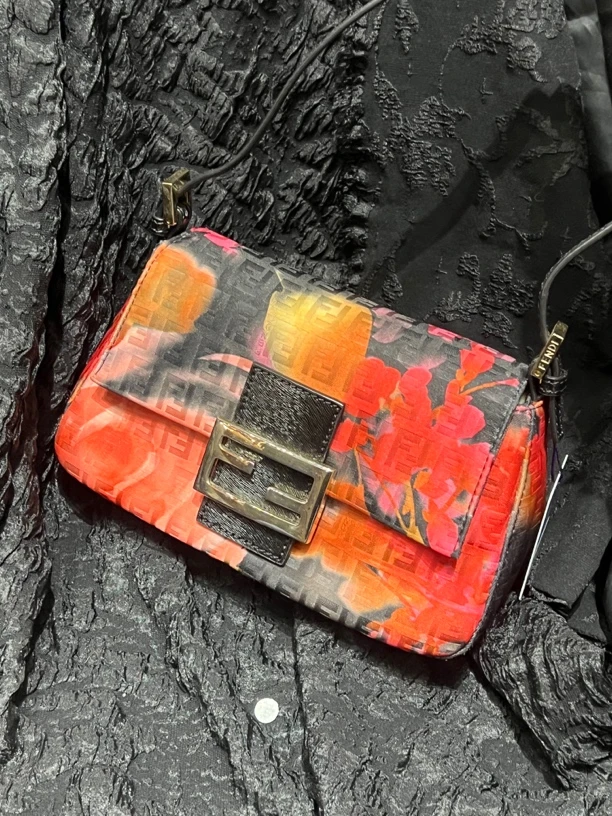 95新 FENDI/芬迪 夏七中古/fendi老花水墨玫瑰小胖丁法棍单肩包