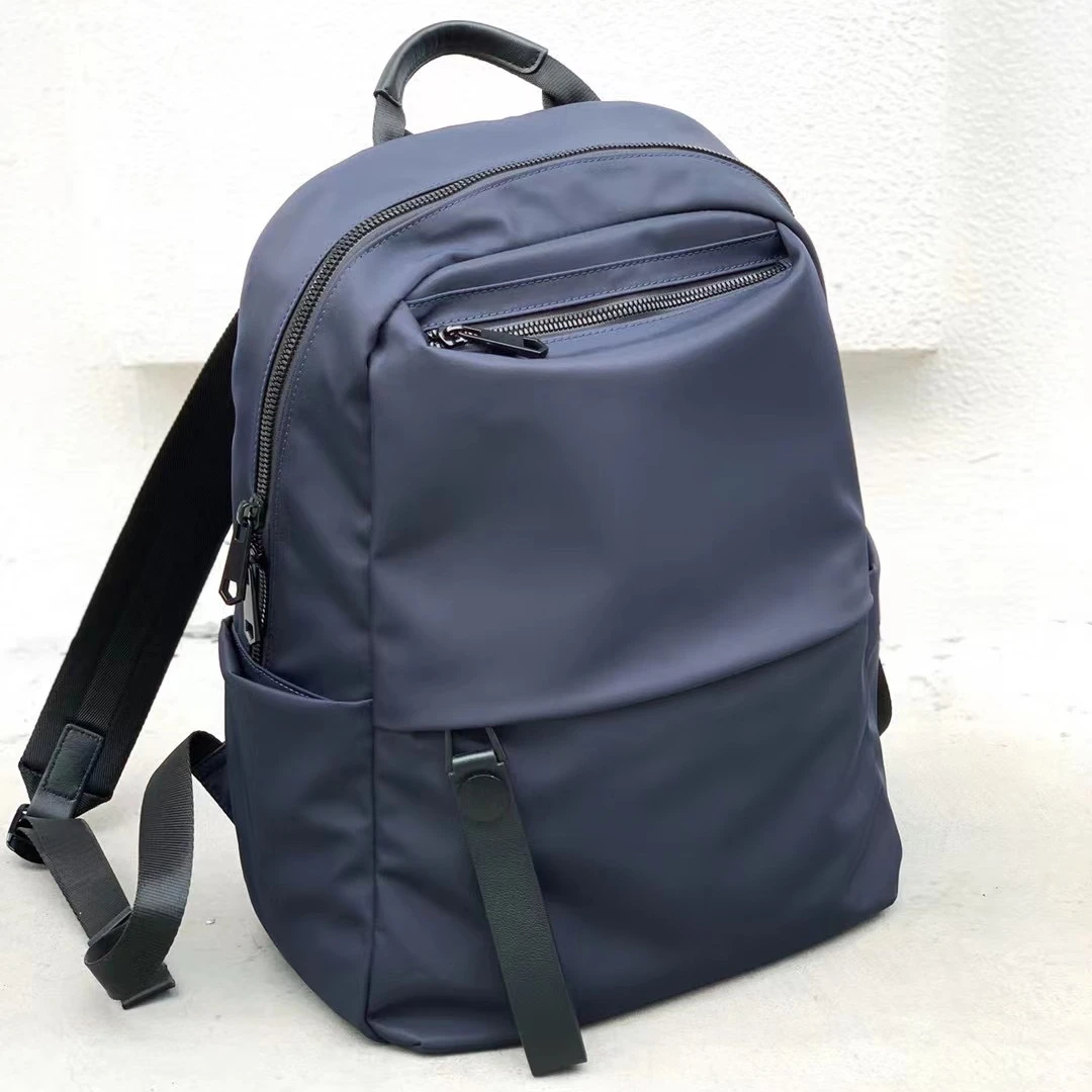 新款休闲轻便大容量简约双肩包