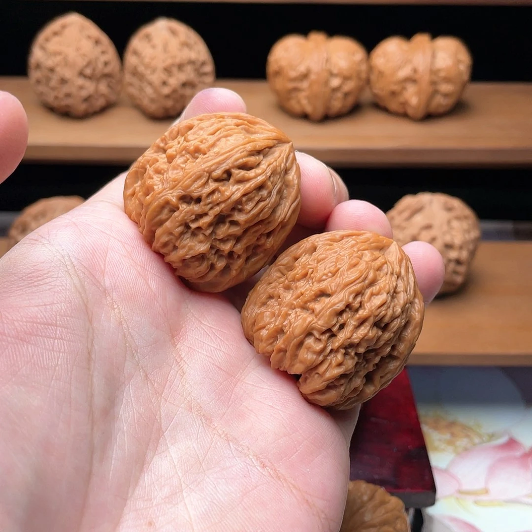 文玩核桃吊坠37高炮红皮拉丝万字纹凹底南疆石