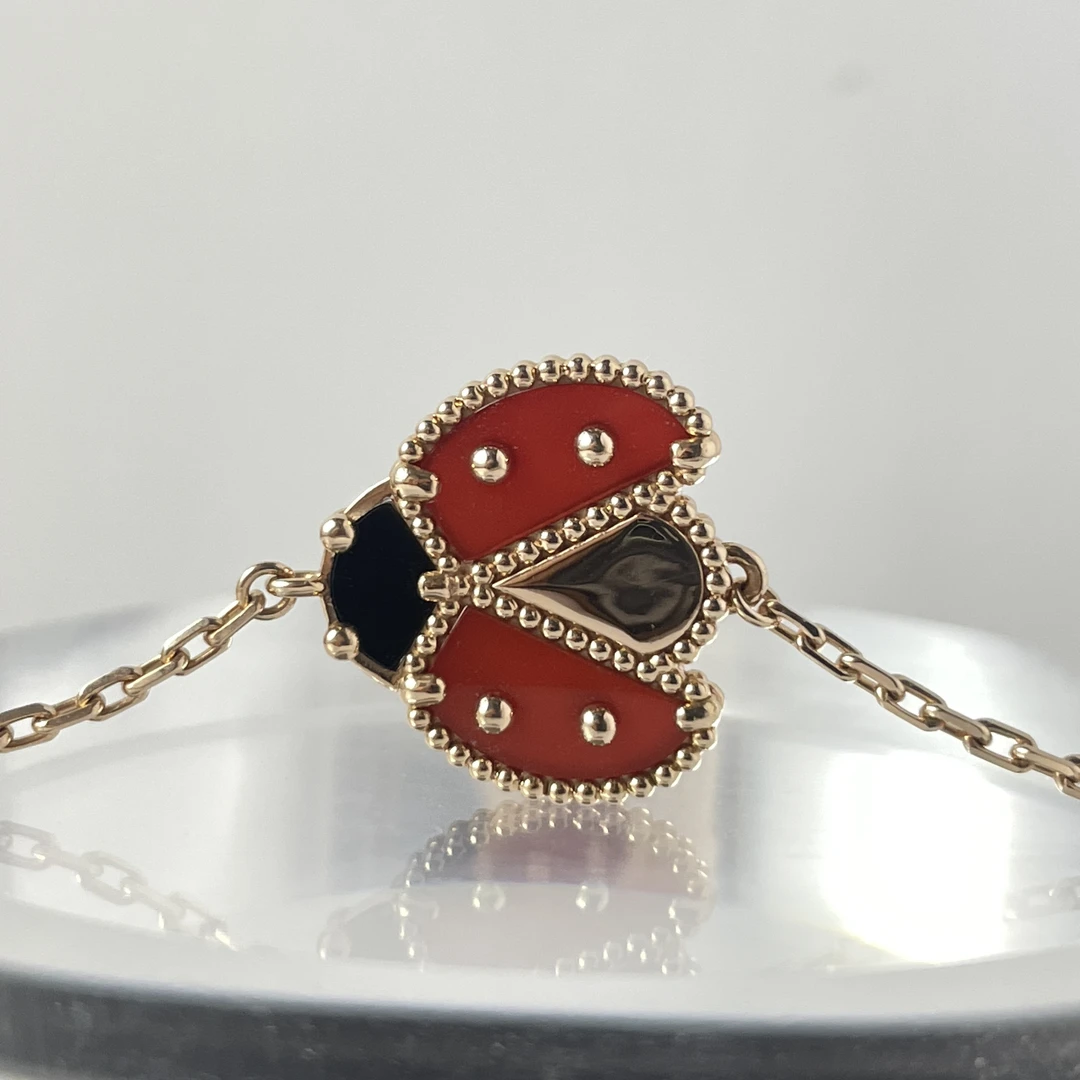18k玫瑰金 精美别致 生动红玛瑙瓢虫手链