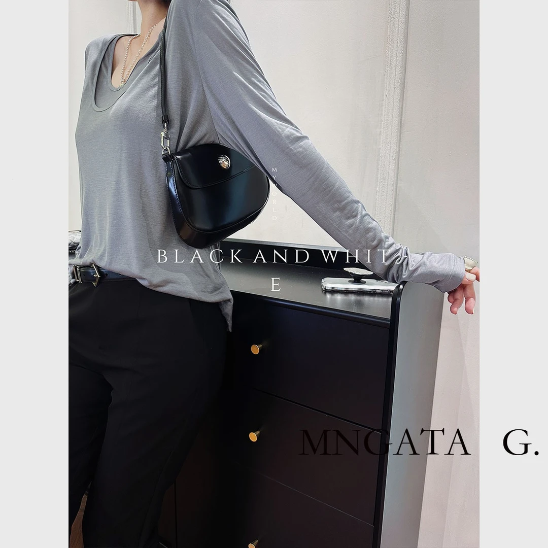 MNGATA G.宫小妍/简约高订面料圆领长袖显瘦T恤打底上衣23040803