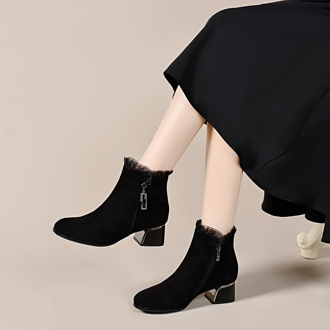 2024年秋冬季新款粗跟磨砂羊皮黑色中跟圆头蕾丝花边洋气时装短靴