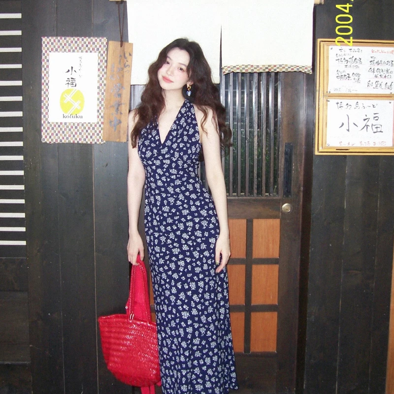 酒午自制复古夏季V领收腰藏蓝色碎花裙挂脖长款连衣裙女KLF3740