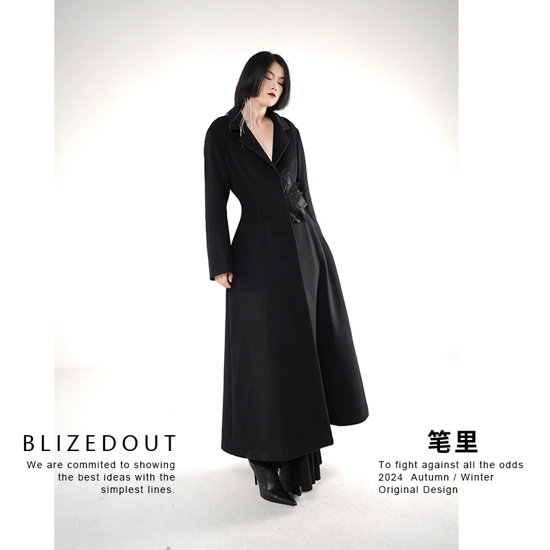 笔里【BLIZEDOUT】原创设计4111305黑色收腰阔型显瘦绣花长毛呢大衣