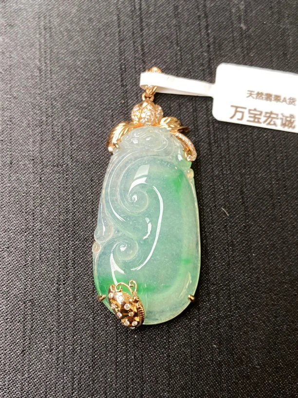 翠色如意坠子：种好、色辣、18K玫瑰伴南非钻金镶嵌精致大气。