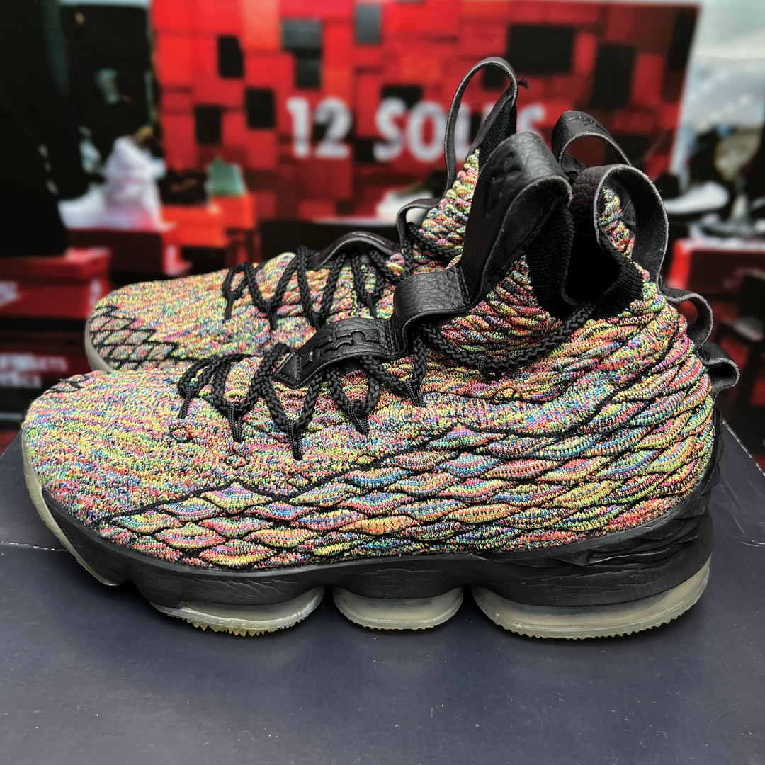 42码/公价1869/Nike Zoom LeBron 15 实战球鞋 黑彩虹