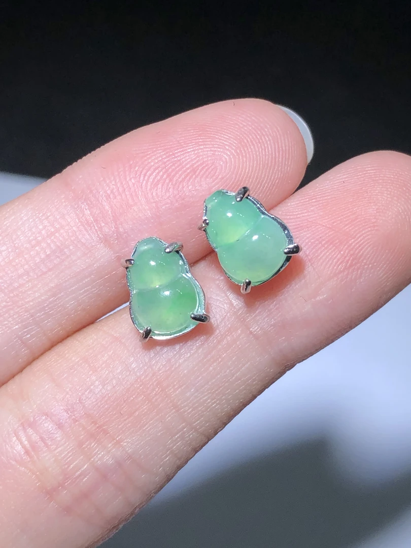 翡翠葫芦耳钉(编号LHXX)尺寸约为:8.3*5.4*3.6mm