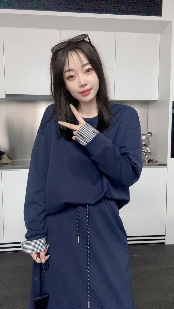 CC 2024早秋新款气质韩版休闲风袖口拼接卫衣A字裙套装（6868）