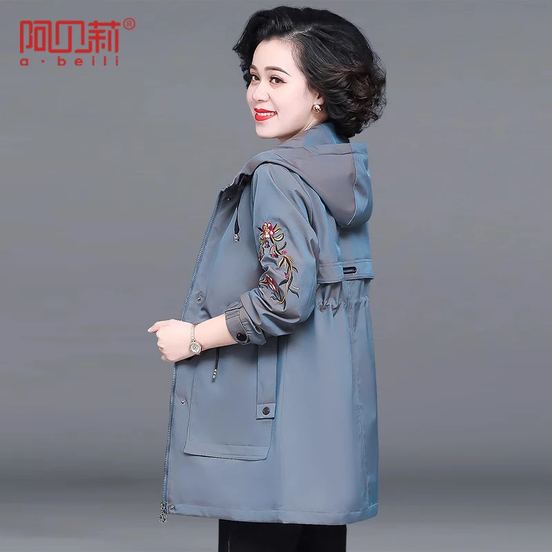 高档妈妈秋装时尚绣花外套洋气中老年春秋风衣女中长款老人上衣服