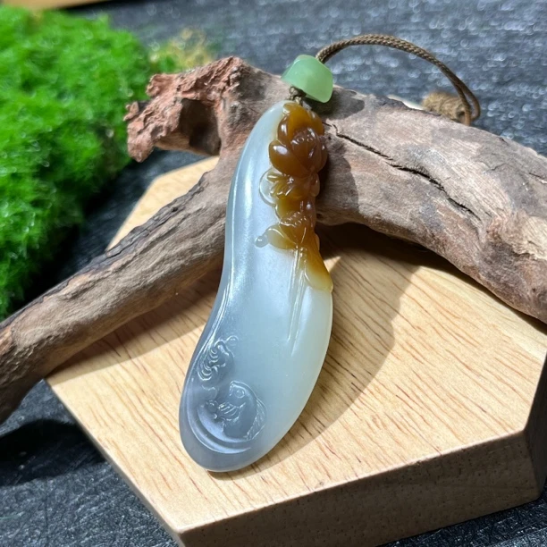 天然和田玉楼兰三色连年有余挂坠吊坠荷花小鱼 俏色巧雕精美雕工