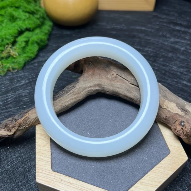 天然和田玉手镯羊脂白玉手镯女士57圈口 时尚简约国风温婉典雅