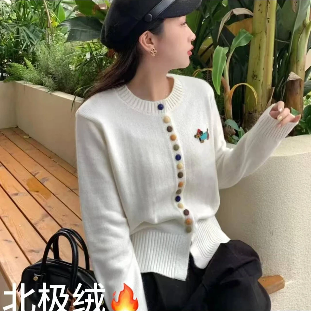 （9963）大码女装2024秋冬新款彩扣时尚圆领北极绒针织开衫小狗刺绣