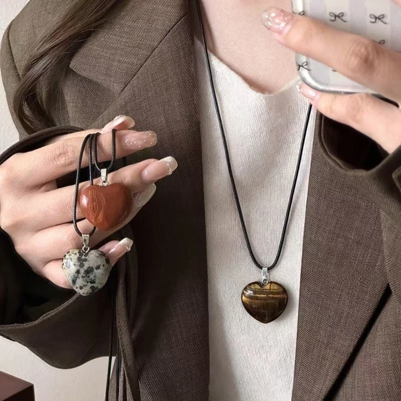 非金属皮质项链 皮绳爱心吊坠长款项链复古百搭毛衣链秋冬配饰潮