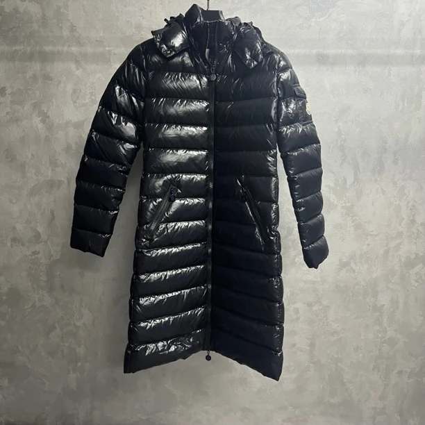 99新 MONCLER 黑色滑雪季漆面防水防寒修身长款连帽羽绒服/0码