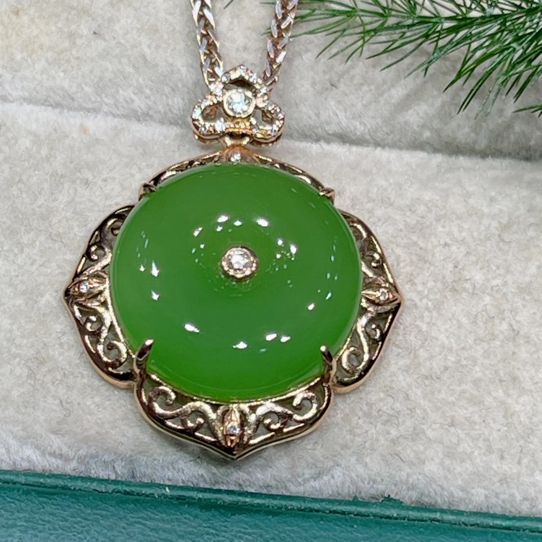 18K金镶嵌 天然和田玉苹果绿平安扣 果绿色 裸石14.9*5.7总长24.8