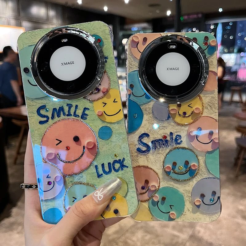 适用华为mate60苹果系列新款手机壳个性创意大孔米黄底笑脸防摔