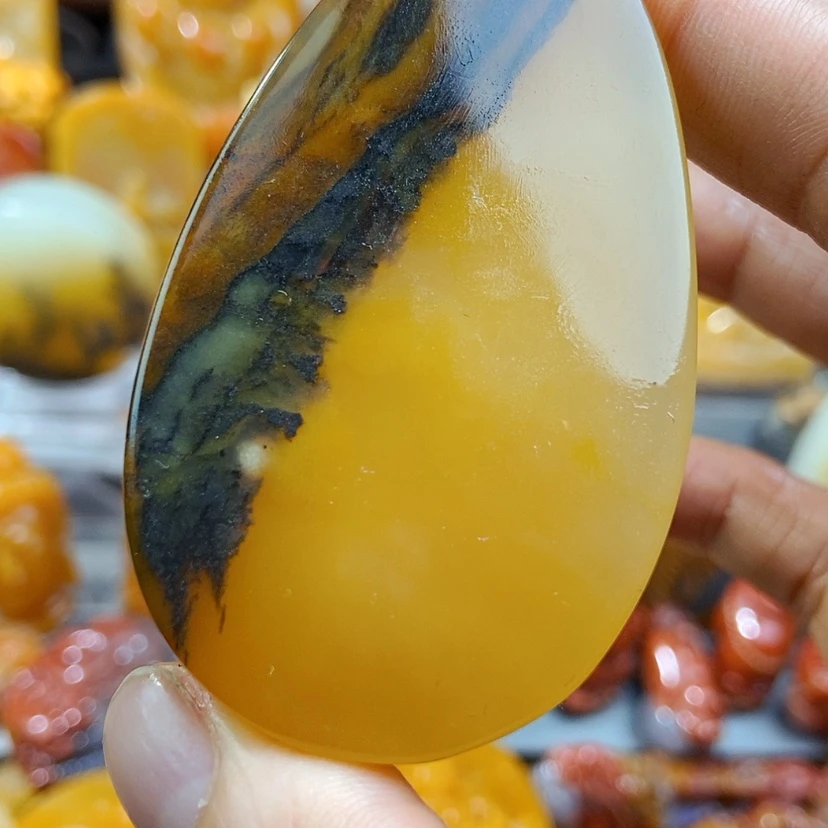 【闪购商品】石英质玉(黄龙玉)颈饰未镶嵌