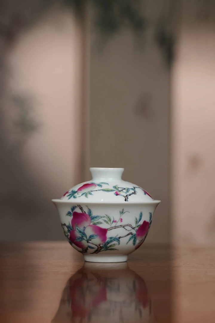 粉彩九桃盖碗