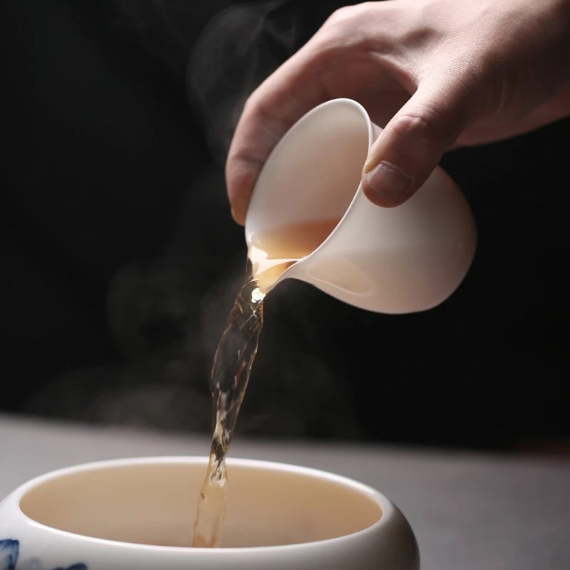 高温薄透骨瓷公道杯陶瓷分茶器公壶小容量釉下手捏尖嘴出水断水好