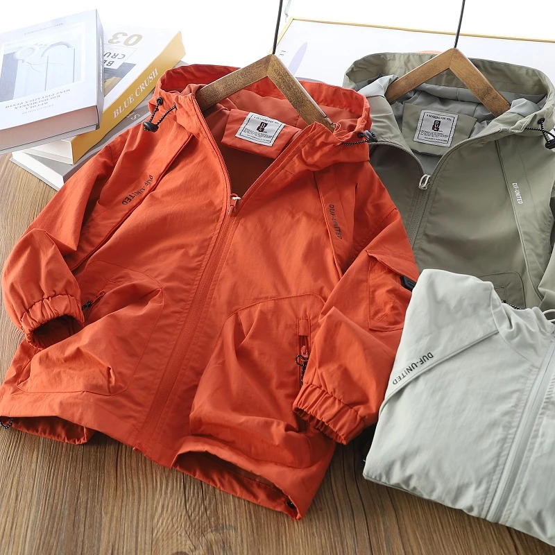 童装春秋百搭冲锋衣2025春款男童户外防风连帽外套中大童薄款开衫