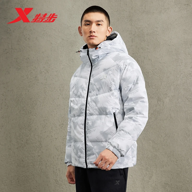 特步男子冬季新款满印防风保暖连帽羽绒服977429190394