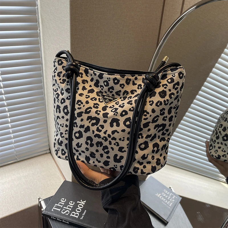 艾米兔女包2024新款休闲简约复古豹纹通勤时尚百搭单肩斜挎水桶包