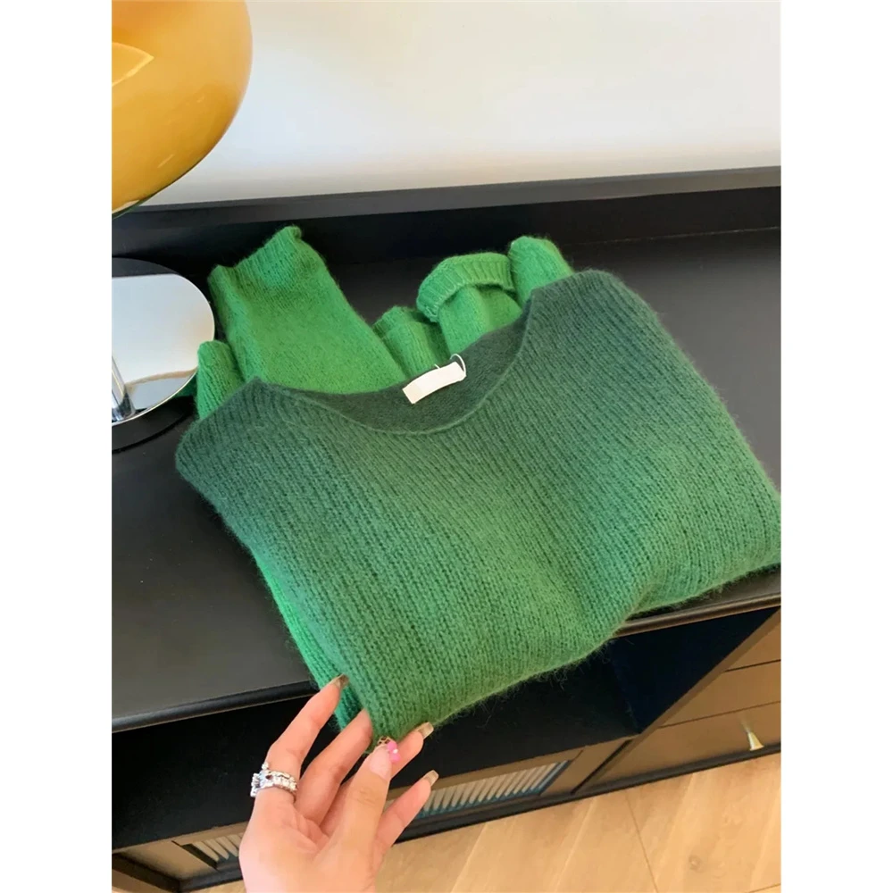 慵懒高级感绿色渐变圆领复古套头毛衣女秋冬2024新款宽松软糯上衣