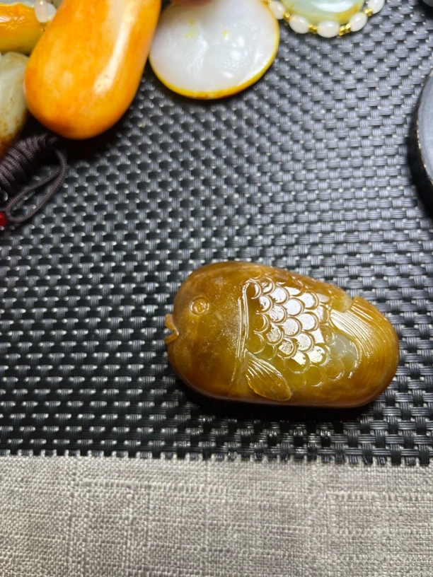 和田玉鱼鱼手把件