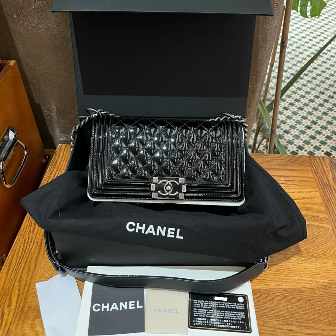 95新 Chanel/香奈儿 黑色漆皮leboy 17开 黑银链条斜挎包/sp17592