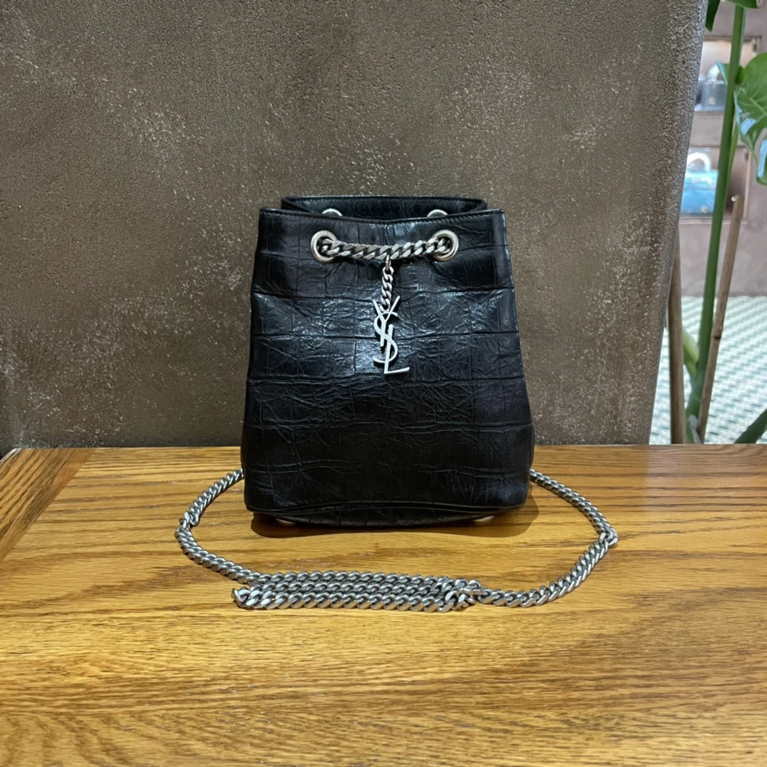 95新 YSL/圣罗兰 银扣吊坠logo 黑色鳄鱼压纹 水桶斜跨包/sp17618