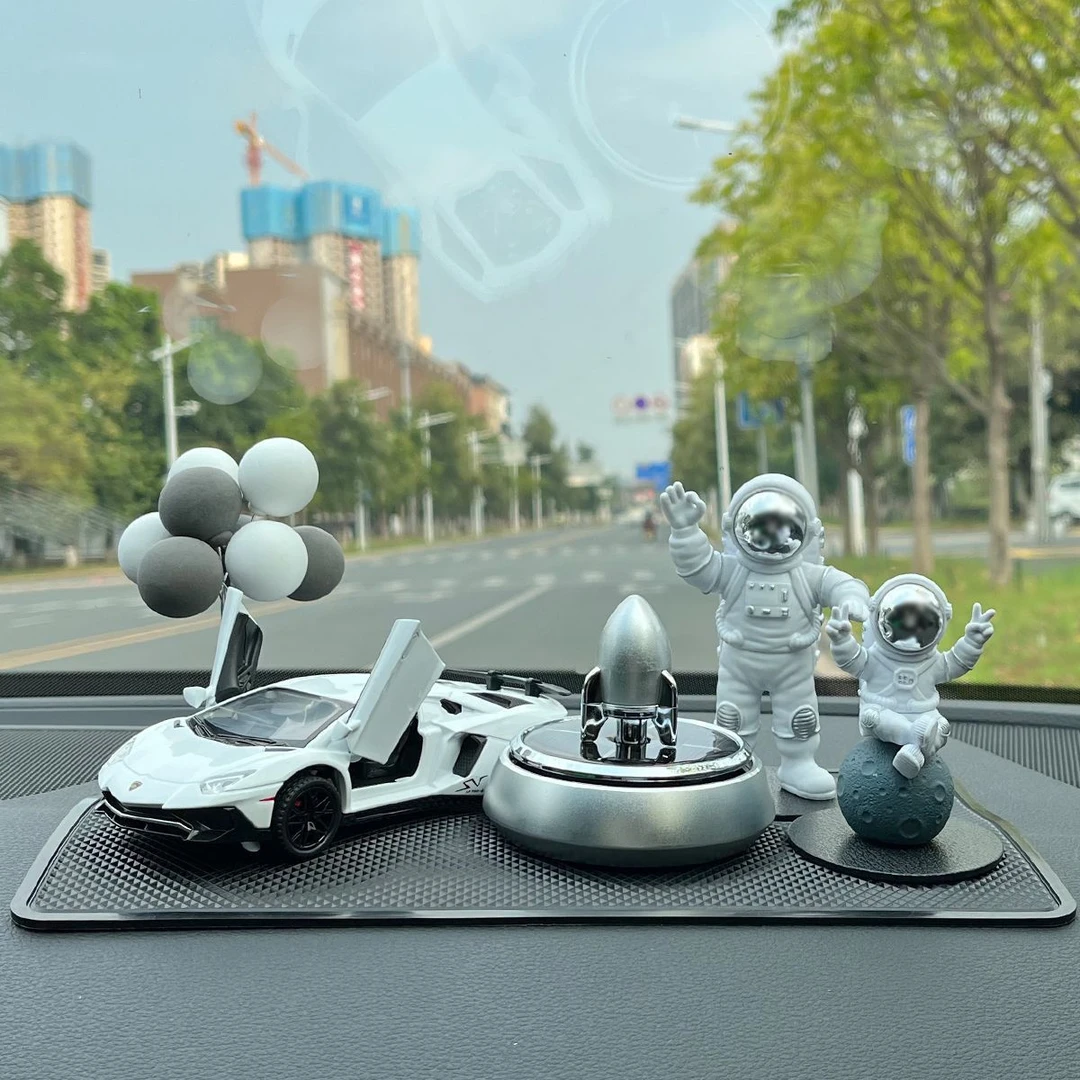 宇航员汽车摆件太空人2023中控台男生内饰车载车内装饰品香薰网红