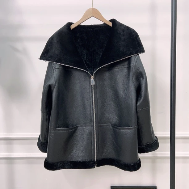 简约绵羊皮的毛一体女士