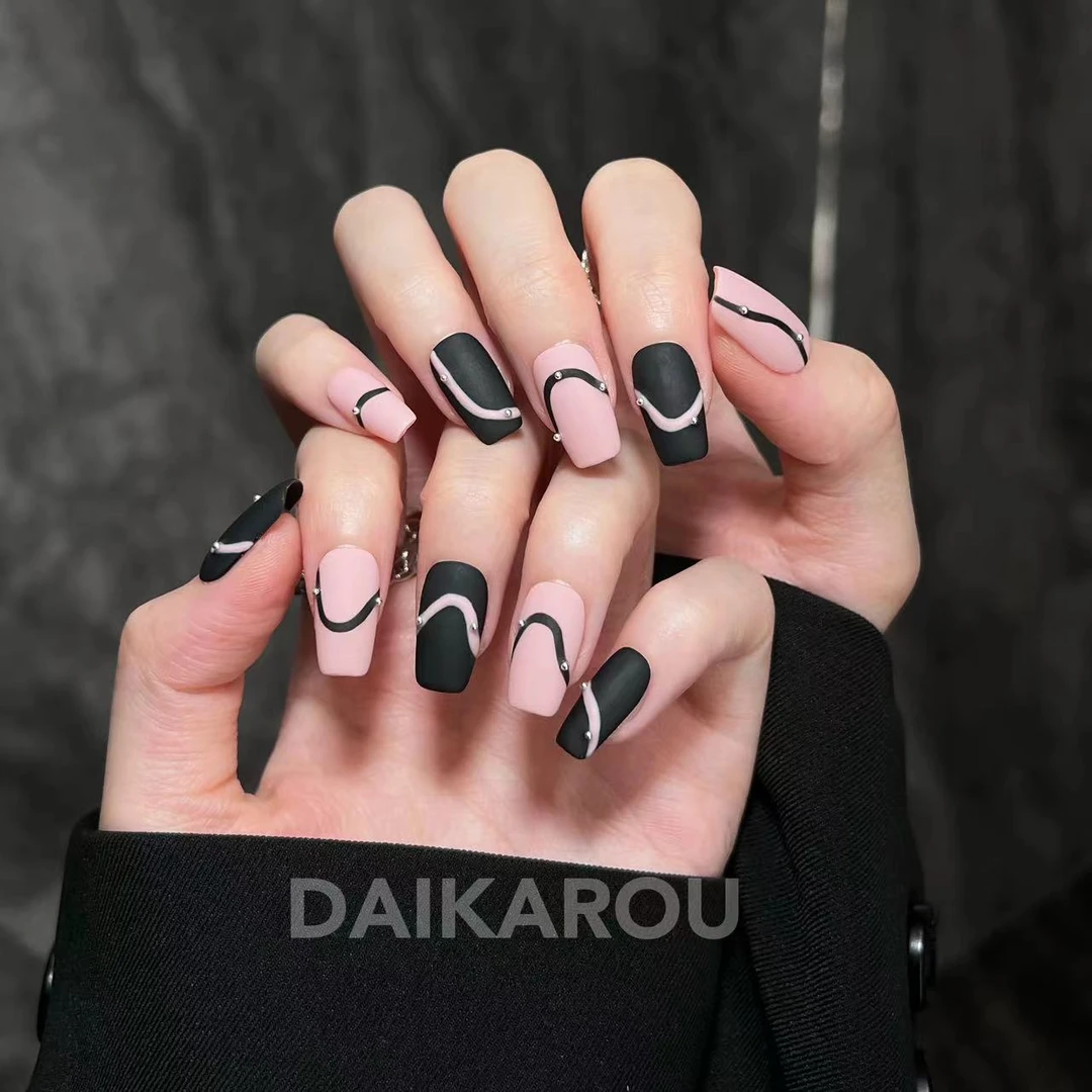 草莓巴斯克 黛卡柔 预售  铁刘海 中梯  手工穿戴甲10片