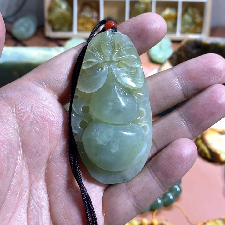 蛇纹石玉颈饰未镶嵌